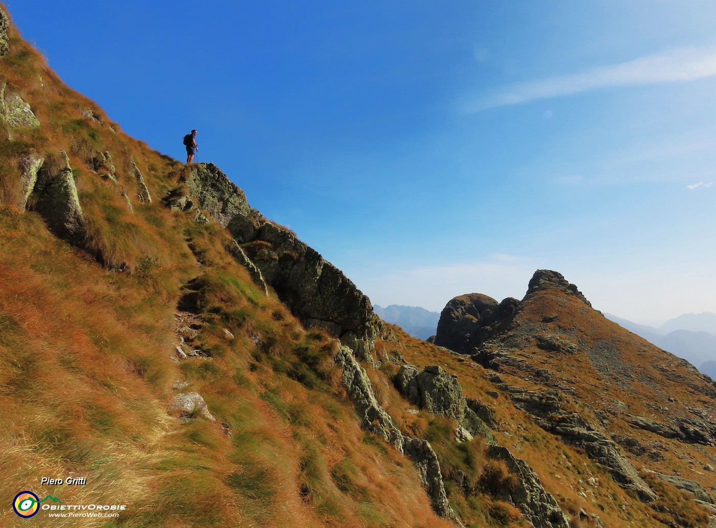 29 Seguendo la traccia-sentierino a tratti segnato da ometti per Cima di Val Pianella.JPG